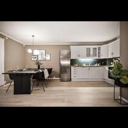 Stor Leilighet Med Nydelig Utsikt Og Solforhold Apartamento